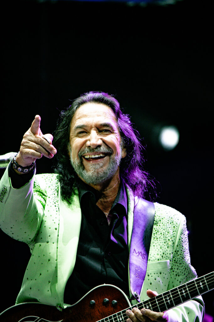 El Buki entregando todo su corazón en una noche llena de romanticismo