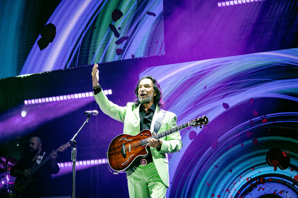 Marco Antonio Solís emocionando a miles en el Estadio 3 de Marzo