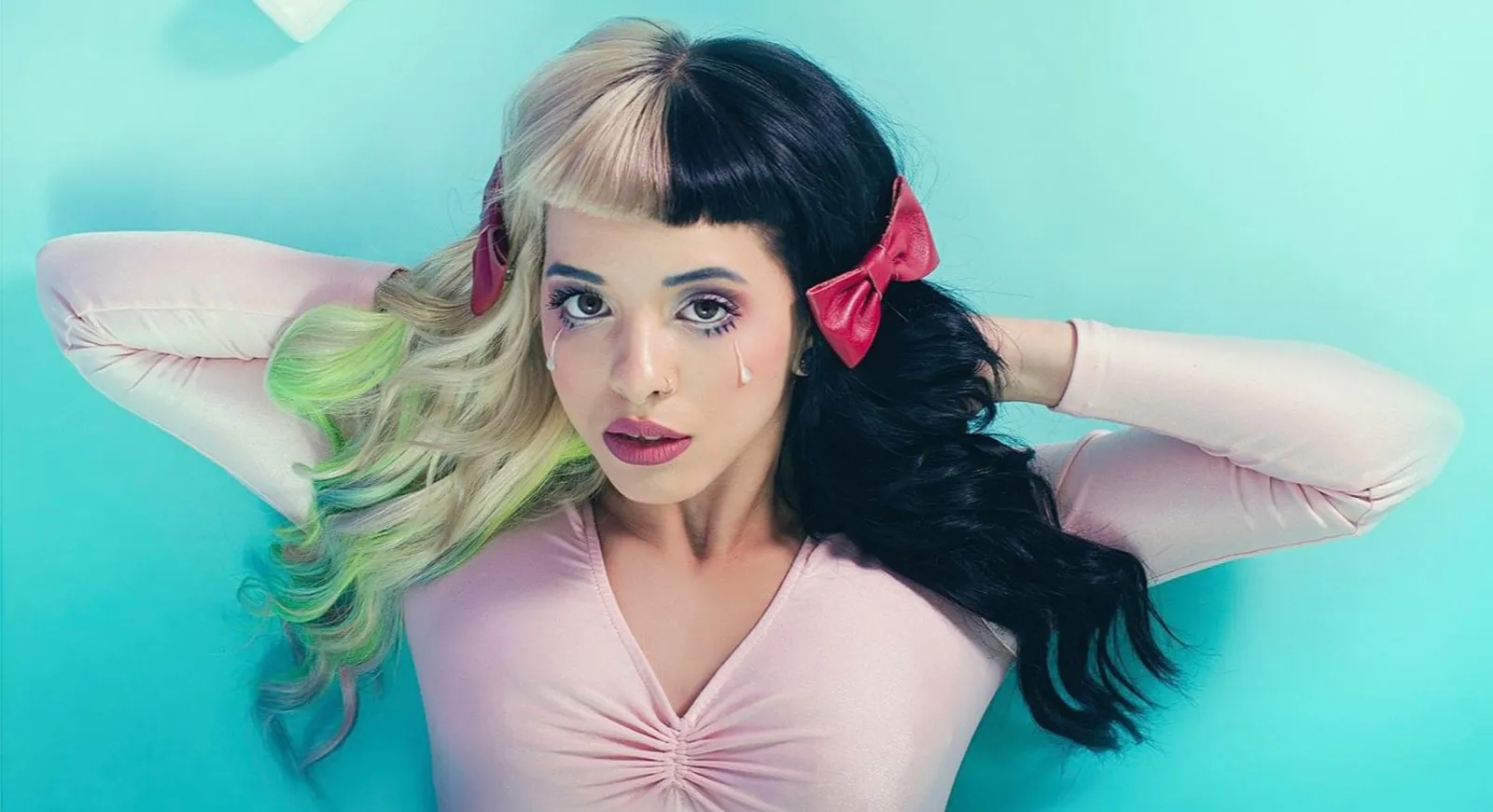 Мелани Мартинез блонжинка. Мелани Мартинес блонд. Мелани Мартин фото. Melanie Martinez с розовыми хвостиками.